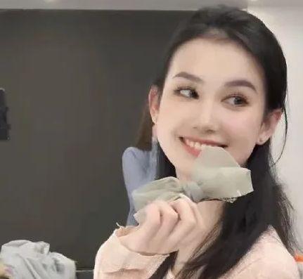 吃瓜女主网红是谁,揭秘吃瓜女主网红的神秘面纱  第2张